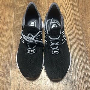 New Balance Women's Fresh Foam Roav V1 Sneaker, Black/Light Aluminum, 9.5 M US